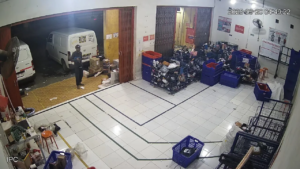 Pria Diduga Pengamen Curi Motor Terekam CCTV di Kantor Ekspedisi