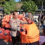 Kapolda Jatim Temui Nelayan Situbondo, Serahkan Bantuan