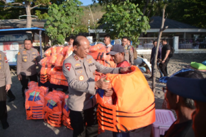 Kapolda Jatim Temui Nelayan Situbondo, Serahkan Bantuan