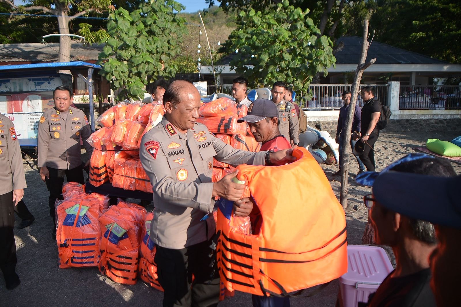 Kapolda Jatim Temui Nelayan Situbondo, Serahkan Bantuan