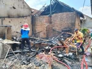 Kebakaran di Silo Hanguskan Tujuh Rumah, Damkar Gerak Cepat