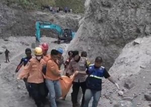 Tim SAR Polres Magetan Evakuasi Korban Longsor Tambang