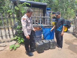 Polisi Sulap Mobil Patroli Jadi Armada Air Bersih