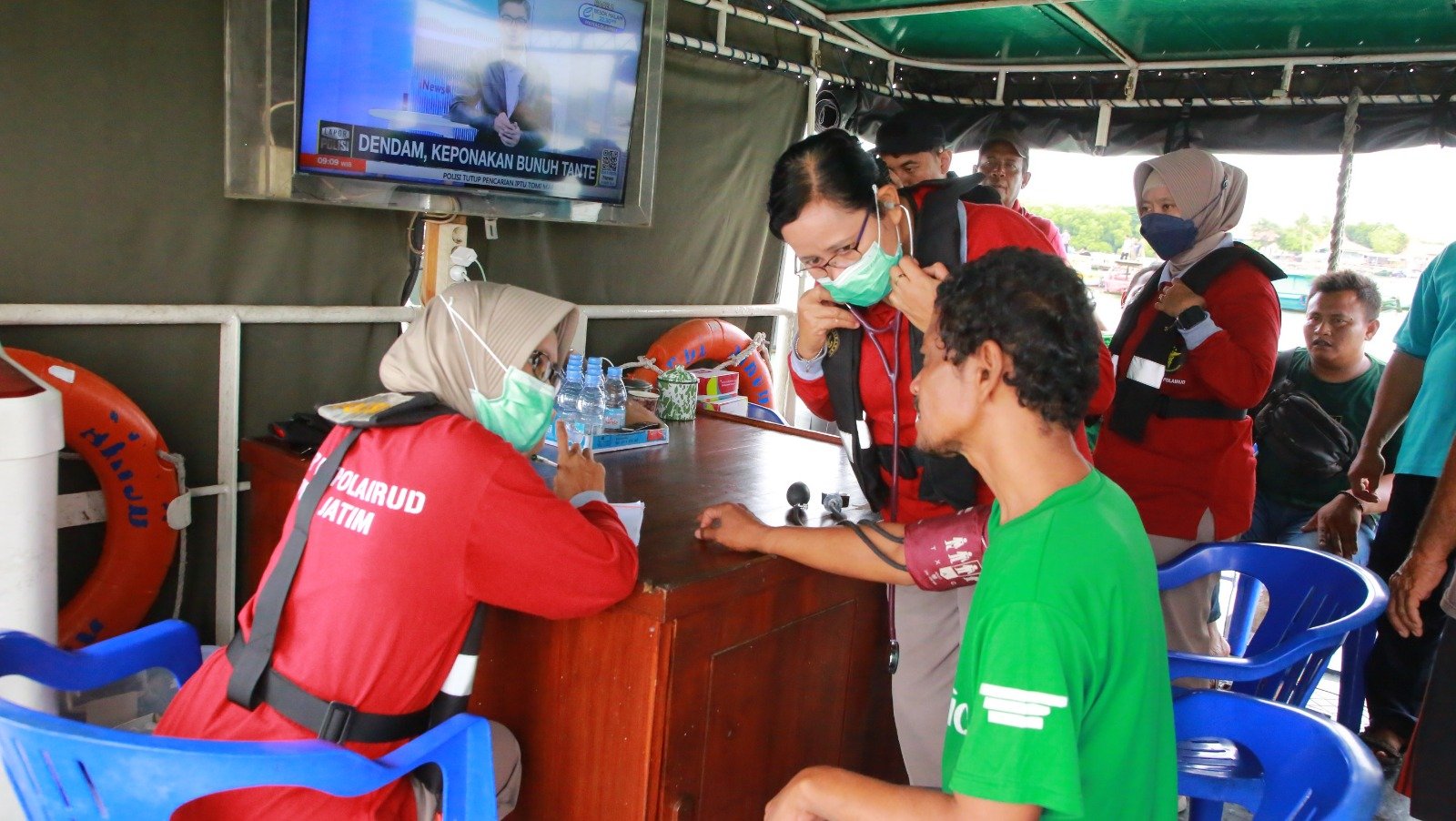 Ditpolairud Polda Jatim Hadirkan Klinik dan Perpustakaan Terapung