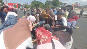 Aksi Bagi Sayur Gratis di Jember, Potret Ironi Petani di Hari Tani Nasional