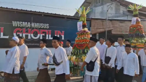 Ribuan Warga Jember Antusias Rebut Gunungan dalam Tradisi Grebek Maulid