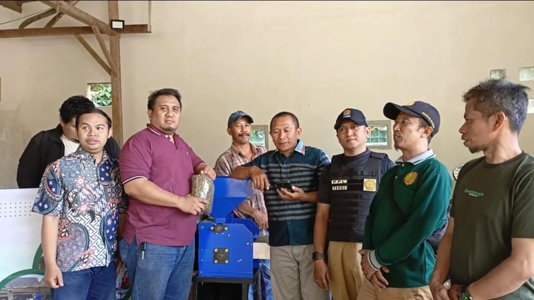 UNEJ dan UNARS Serahkan Mesin Pulper Kopi ke Kelompok Tani Sumber Malang