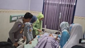 Dirgakum Polantas Polri Tinjau Korban Luka Kecelakaan Bus Maut di Jember