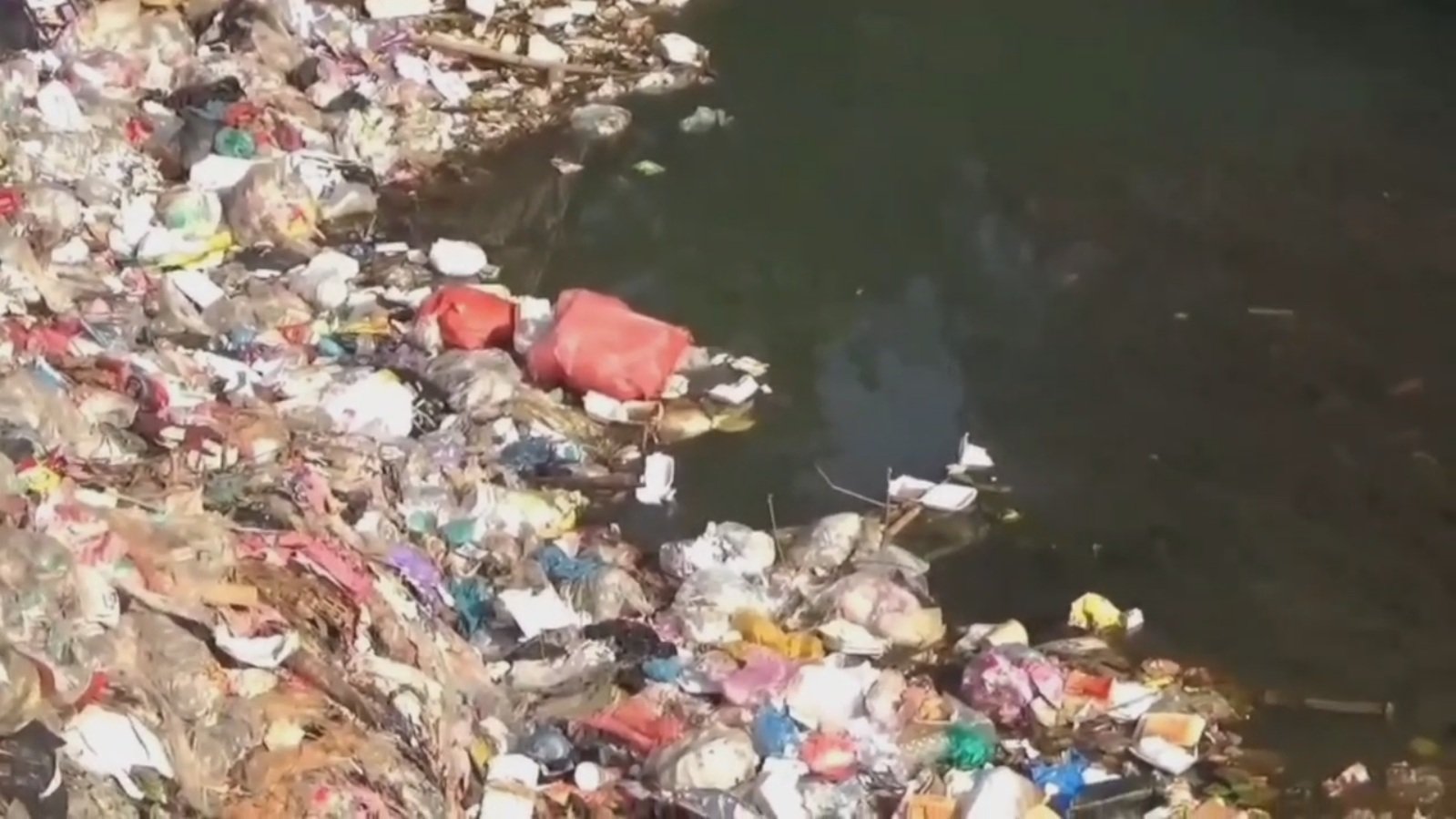 Sampah Menggunung di Bantaran Kali Tanggul Jember, Warga Minta Solusi Jelang Musim Hujan