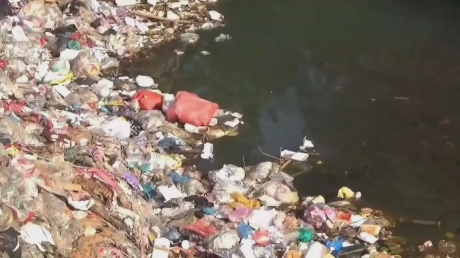 Sampah Menggunung di Bantaran Kali Tanggul Jember, Warga Minta Solusi Jelang Musim Hujan