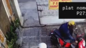 CCTV Rekam Aksi Dua Pelaku Curi Motor di Rumah Kos Jember Saat Adzan Maghrib