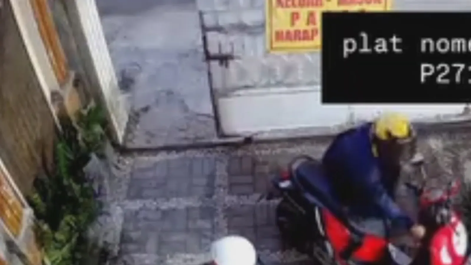 CCTV Rekam Aksi Dua Pelaku Curi Motor di Rumah Kos Jember Saat Adzan Maghrib