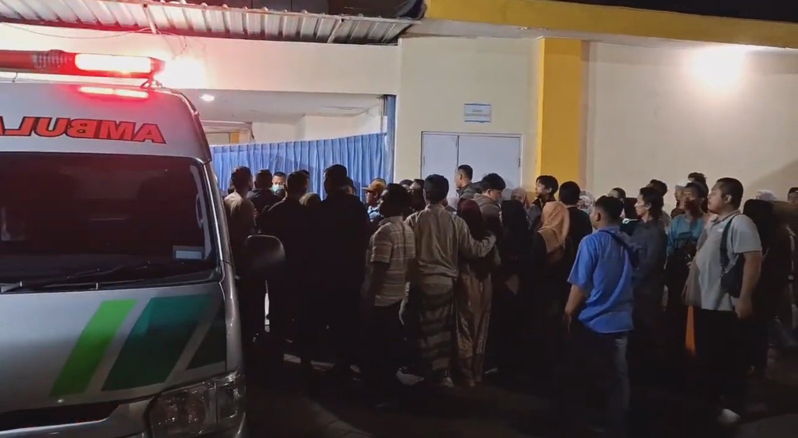 Isak Tangis Sambut Kedatangan Jenazah Korban Bus di RSBS Jember