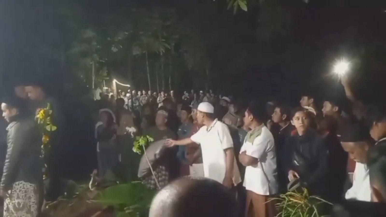 Ratusan Warga Iringi Pemakaman Korban Bus Maut