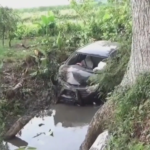 Diduga Sopir Mengantuk, Minibus Terjun ke Sungai di Semboro