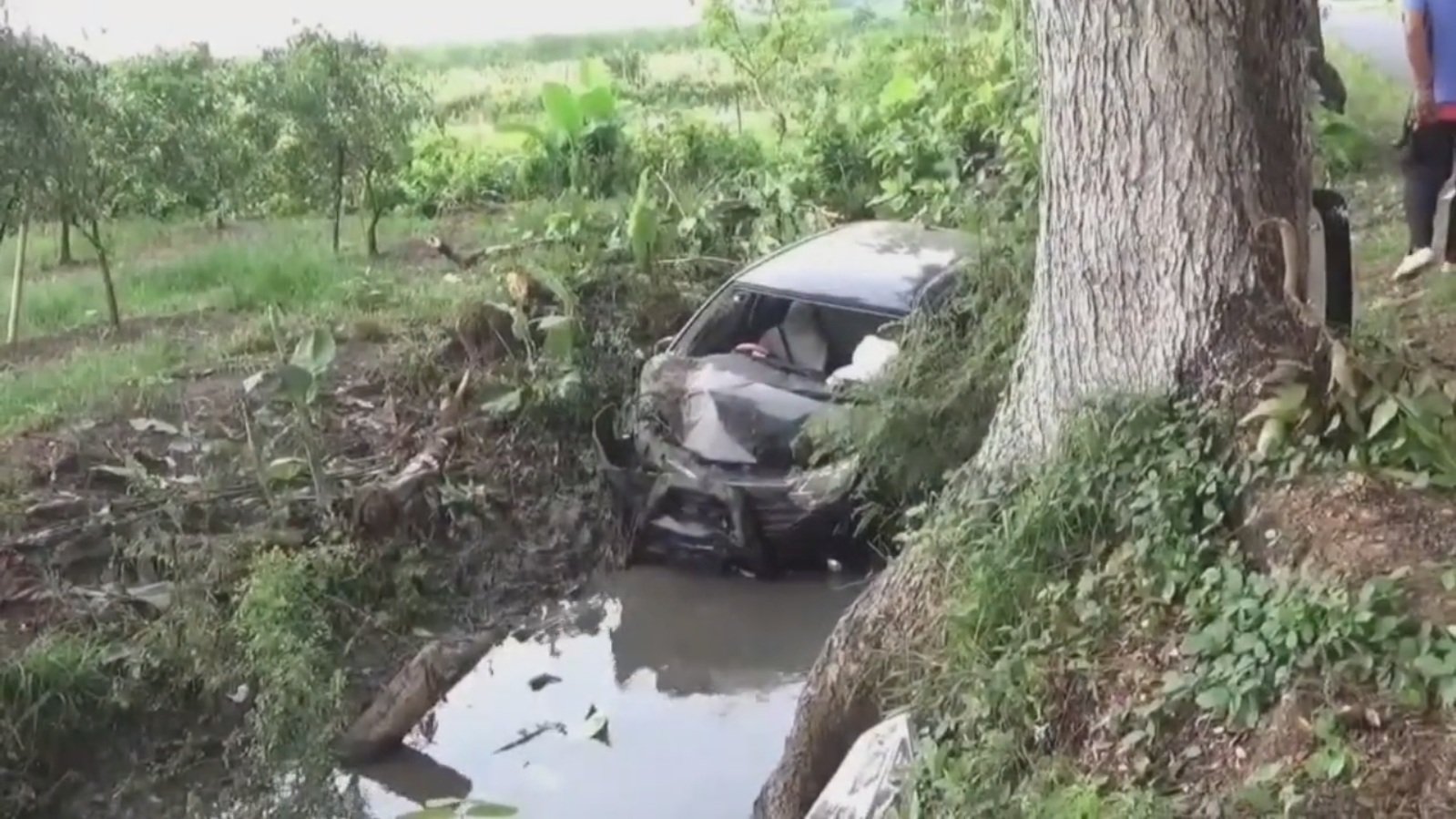 Diduga Sopir Mengantuk, Minibus Terjun ke Sungai di Semboro