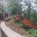 Truk Rem Blong Masuk Jurang di Gumitir, Evakuasi Dramatis