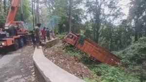 Truk Rem Blong Masuk Jurang di Gumitir, Evakuasi Dramatis
