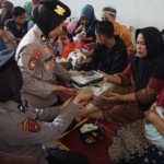 Polwan Polresta Sidoarjo Berikan Pendampingan Keluarga Korban Musibah Ponpes Al Khoziny