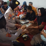Polwan Polresta Sidoarjo Berikan Pendampingan Keluarga Korban Musibah Ponpes Al Khoziny