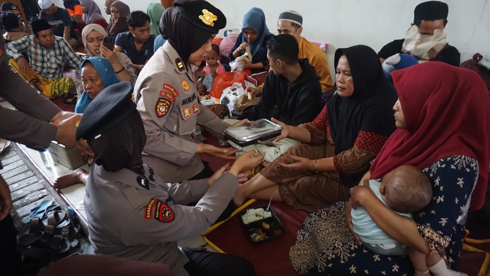 Polwan Polresta Sidoarjo Berikan Pendampingan Keluarga Korban Musibah Ponpes Al Khoziny