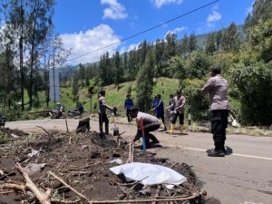 Polres Probolingko Cepat Tangani Longsor di Jalur Bromo
