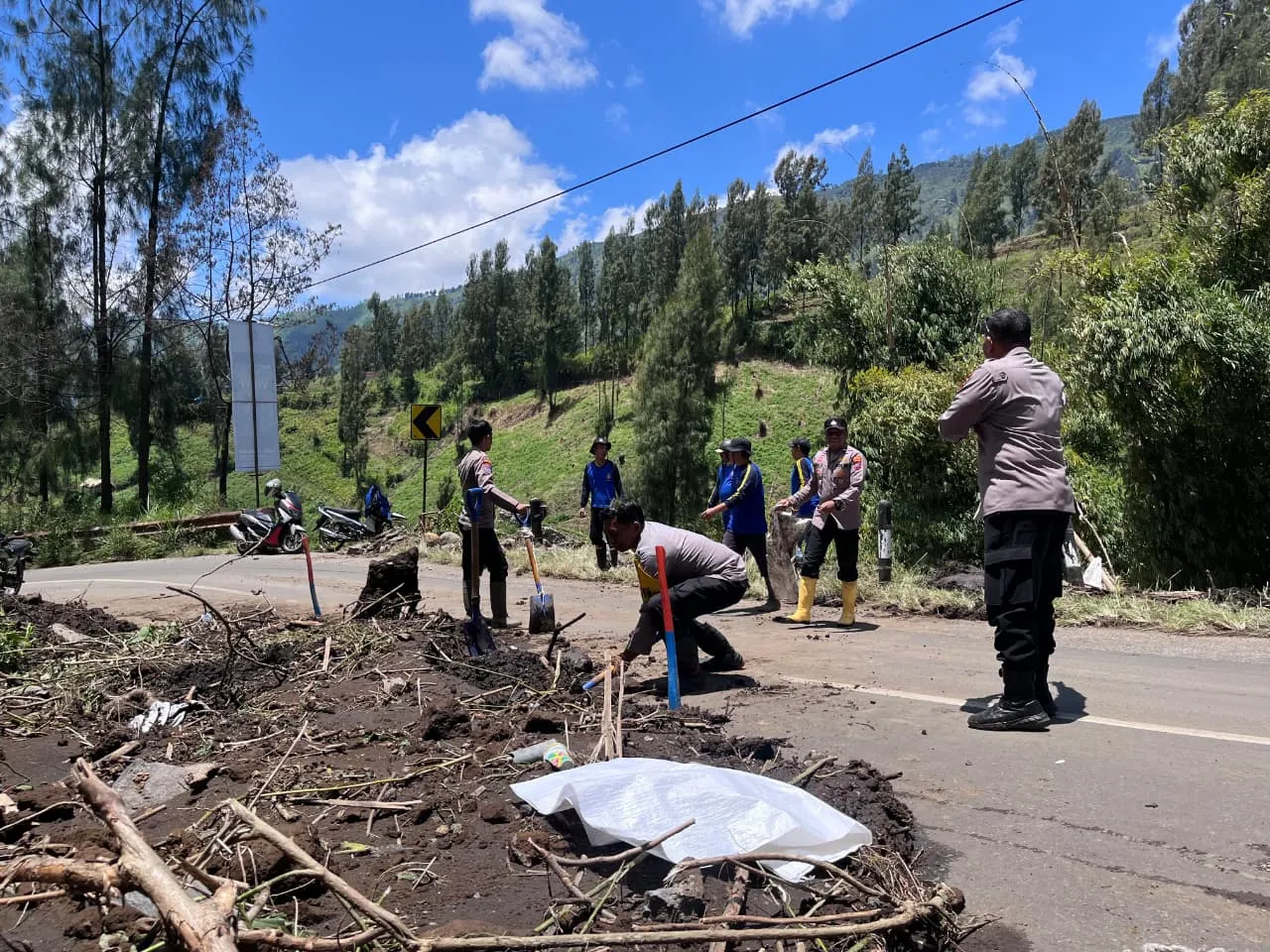 Polres Probolinggo Cepat Tangani Longsor di Jalur Bromo