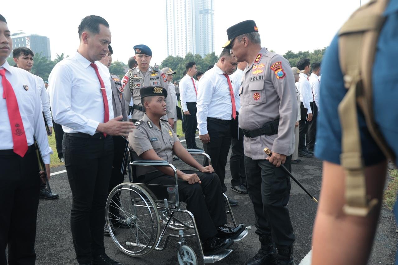 Kapolda Jatim Beri Penghargaan 263 Personel dan KPLB Bripda Ahmad Ricky