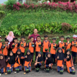 Membentuk Generasi Hijau, Polije Latih Siswa SDN Kemuning Lor 3 Budidaya Krisan