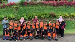 Membentuk Generasi Hijau, Polije Latih Siswa SDN Kemuning Lor 3 Budidaya Krisan