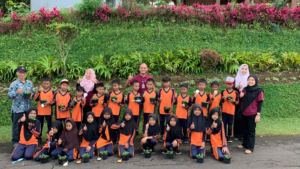 Membentuk Generasi Hijau, Polije Latih Siswa SDN Kemuning Lor 3 Budidaya Krisan