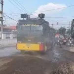 Polres Gresik Gunakan Water Cannon Atasi Debu Proyek Pelebaran Jalan