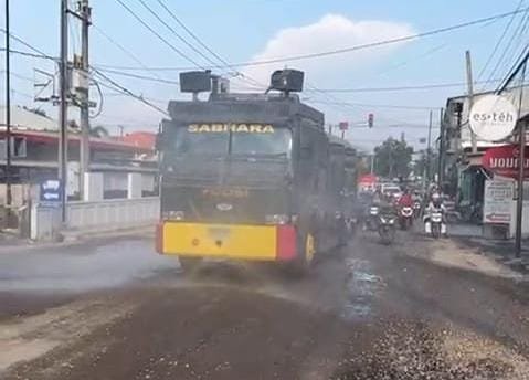 Polres Gresik Gunakan Water Cannon Atasi Debu Proyek Pelebaran Jalan