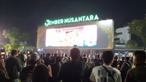 Ribuan Warga Jember Nonton Bareng Timnas di Alun-Alun Jember