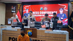 Ribuan Warga Jember Nonton Bareng Timnas di Alun-Alun Jember