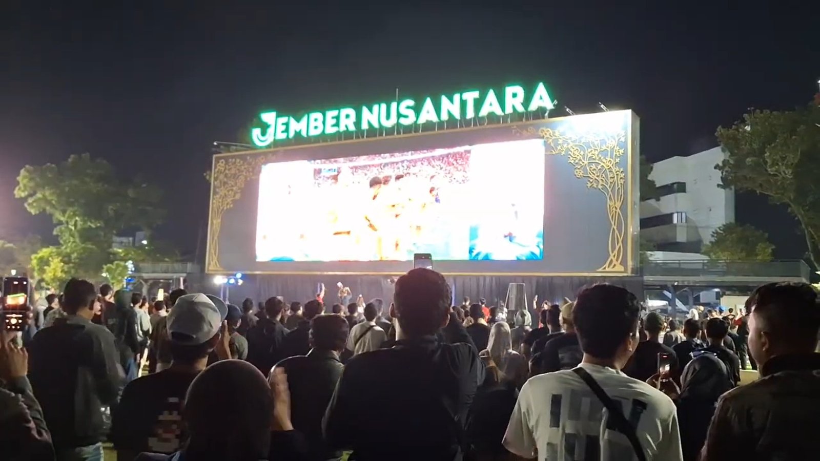 Ribuan Warga Jember Nonton Bareng Timnas di Alun-Alun Jember