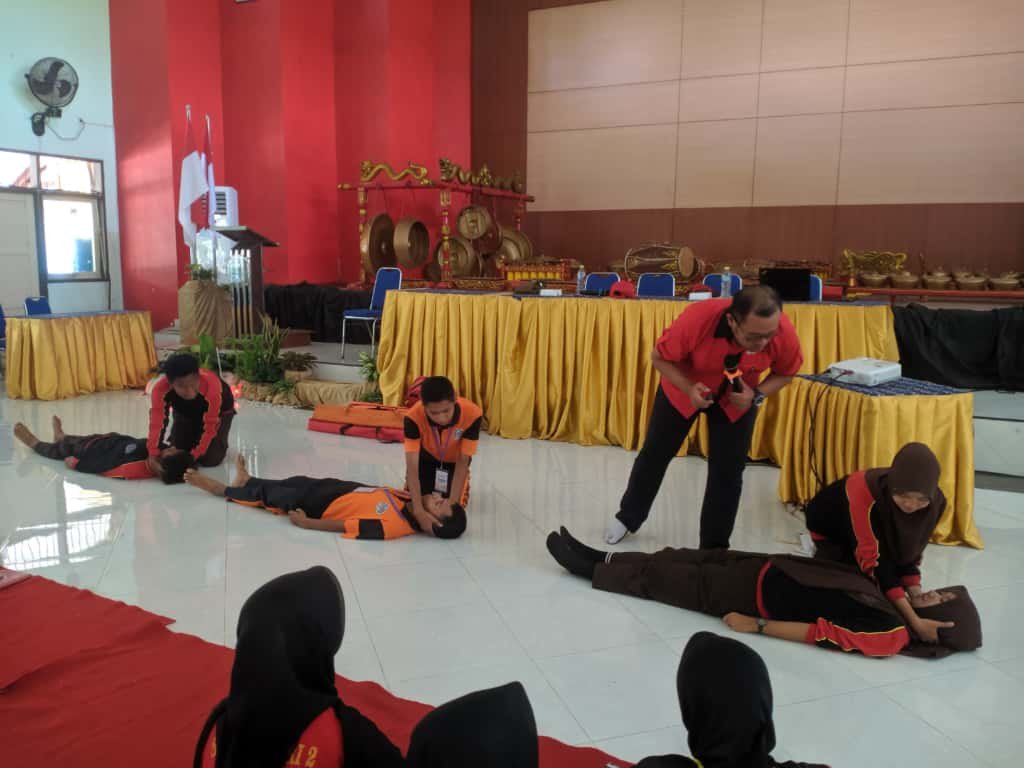 SMKN 2 Jember Gembleng 33 Siswa dalam Diklat Kesehatan dan Kepalangmerahan