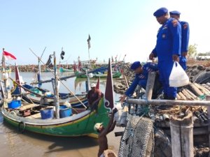 Polres Situbondo Berbagi Nasi Bungkus untuk Nelayan