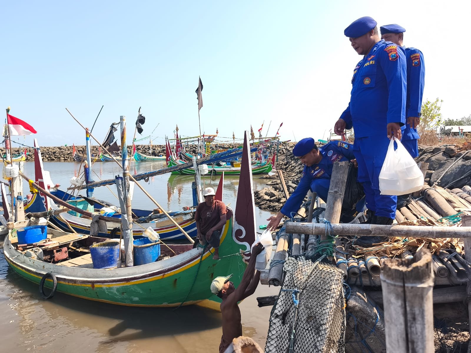 Polres Situbondo Berbagi Nasi Bungkus untuk Nelayan