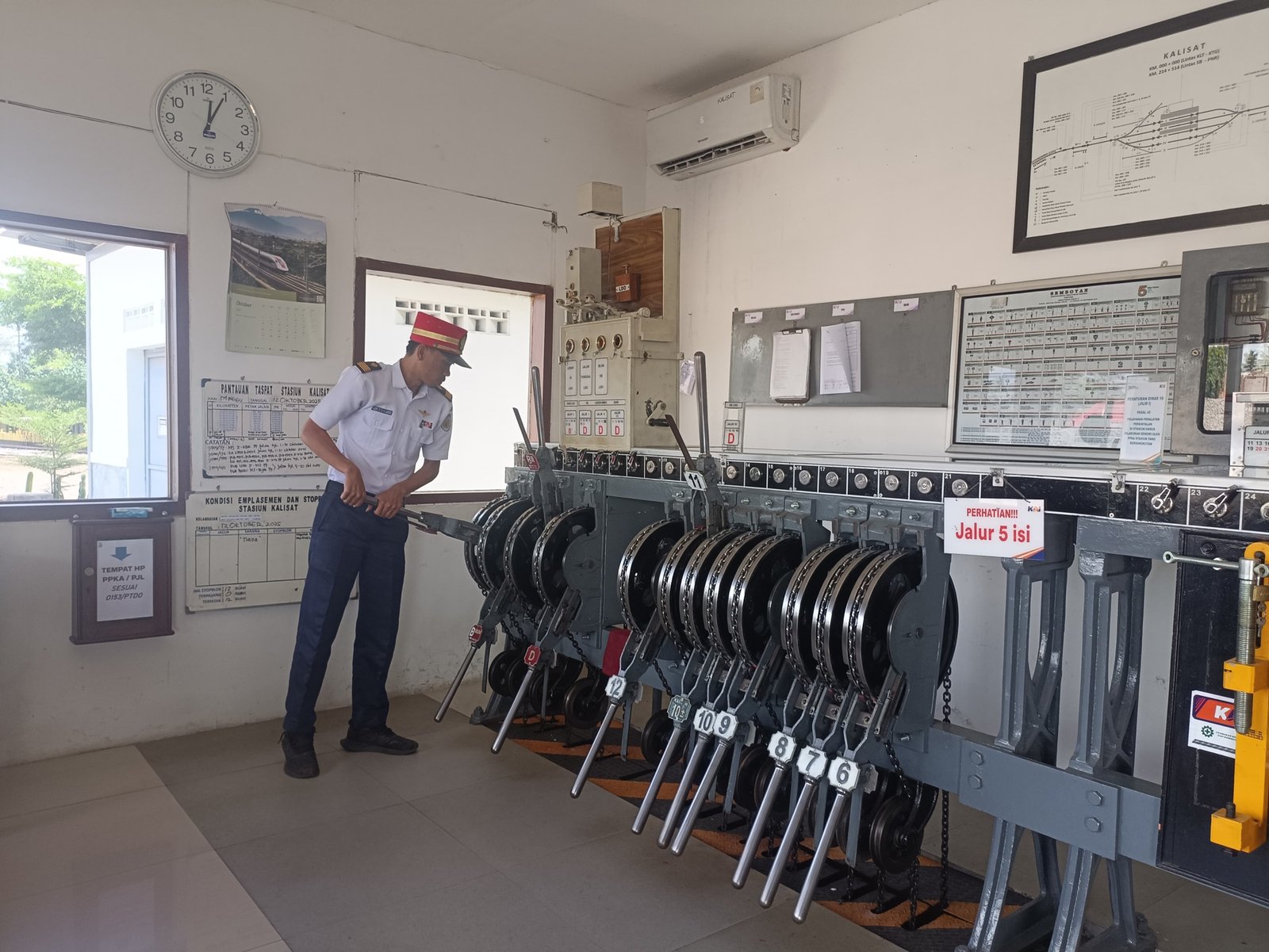 Petugas Pet Merah Pastikan Jalur Aman Kereta Api