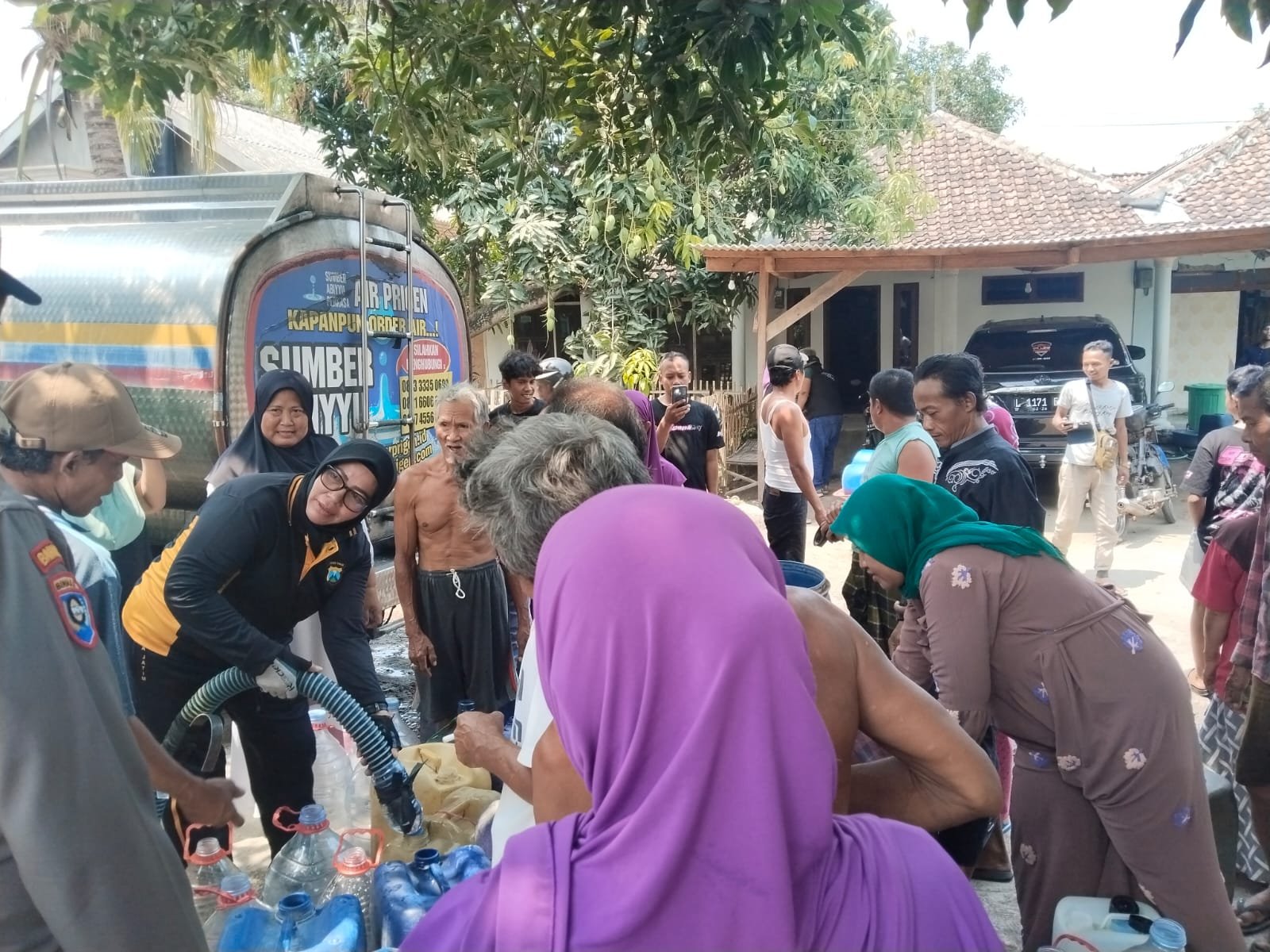 Polisi Datangkan Air Bersih Bantu Warga Kenduruhan Pasuruan
