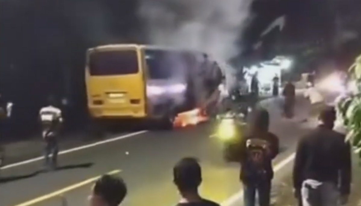 Bus Mini Terbakar di Mayang Jember, Diduga Akibat Konsleting Mesin