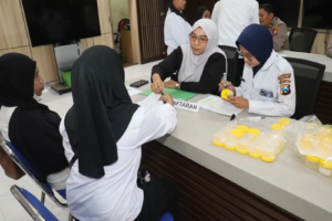 Polres Tanjungperak Pastikan Petugas SPPG Sehat Lewat Pemeriksaan Medis