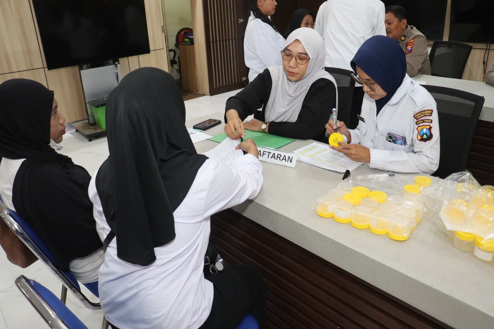 Polres Tanjungperak Pastikan Petugas SPPG Sehat Lewat Pemeriksaan Medis