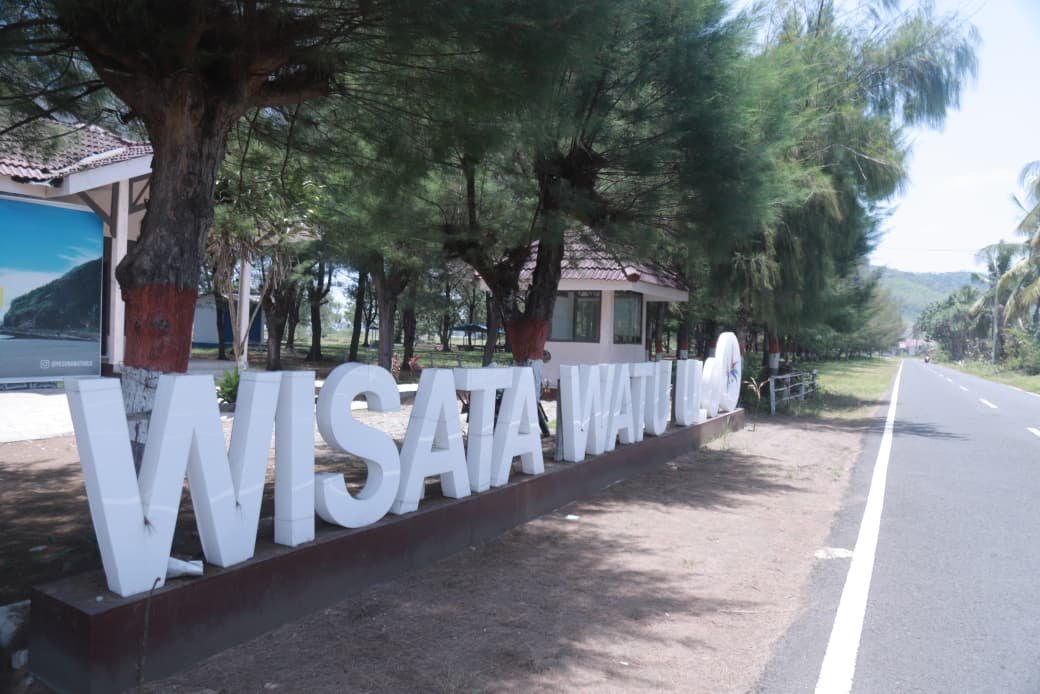 Watu Ulo: Di Antara Laut, Legenda, dan Rahasia yang Terjaga