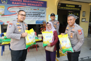 Polres Gresik Salurkan Beras Murah Hari Pangan Sedunia