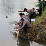 Polres Tulungagung Tebar 5.000 Benih Ikan Tombro di Sungai Ngrowo