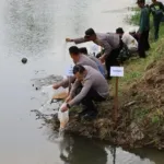 Polres Tulungagung Tebar 5.000 Benih Ikan Tombro di Sungai Ngrowo