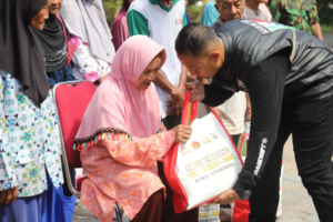 Polres Kediri dan Komunitas DBK Gelar Social Riding Sambil Berbagi Sembako