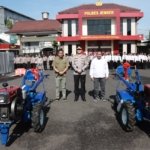 Kapolres Jember Serahkan Dua Unit Traktor untuk Gapoktan Setempat